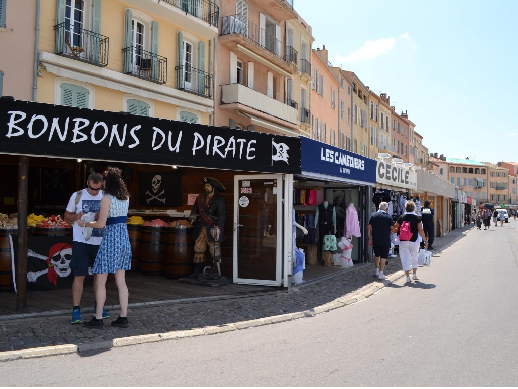 Célèbre quai au port de Saint-Tropez